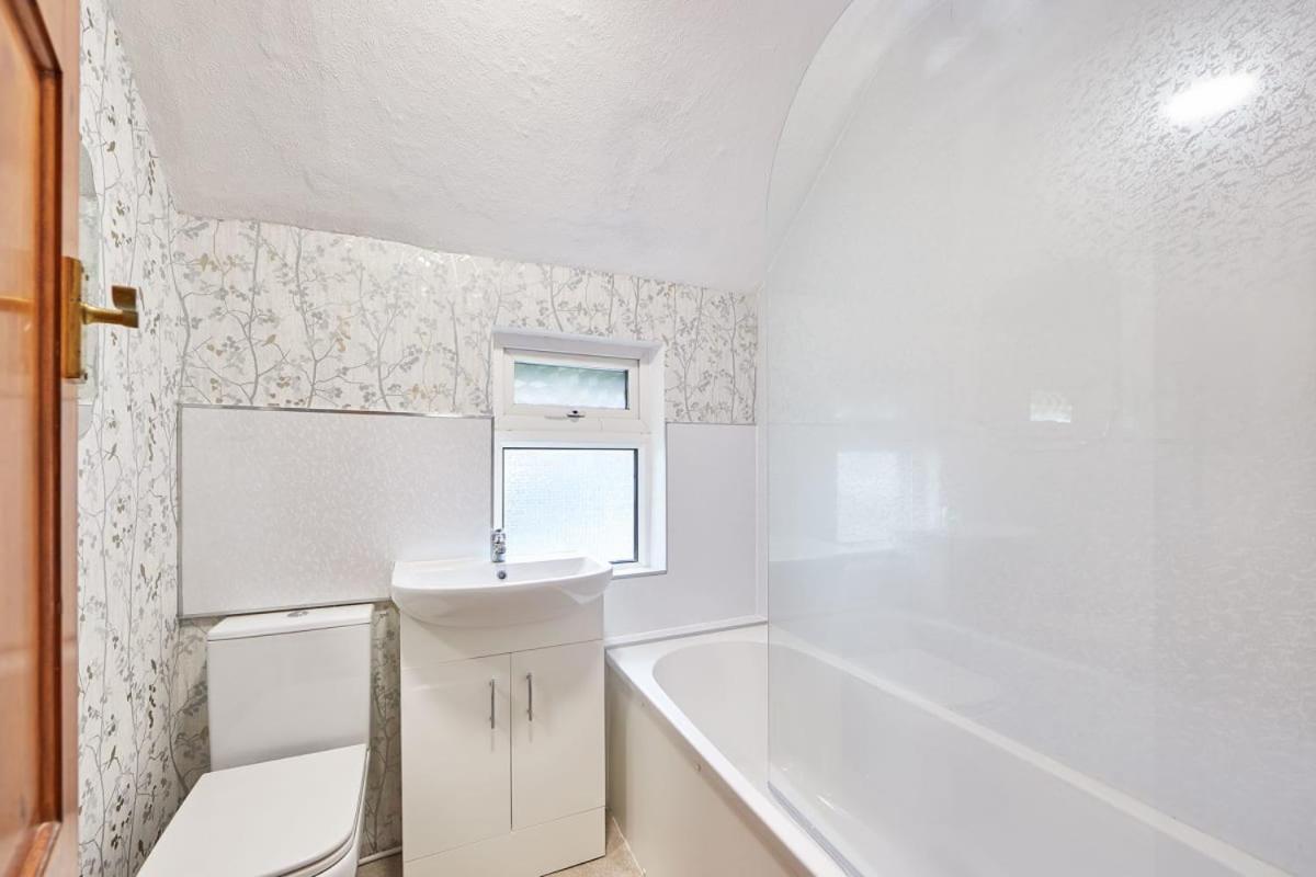 Blue Sky 3 Bedroom Cottage Whitby Bagian luar foto